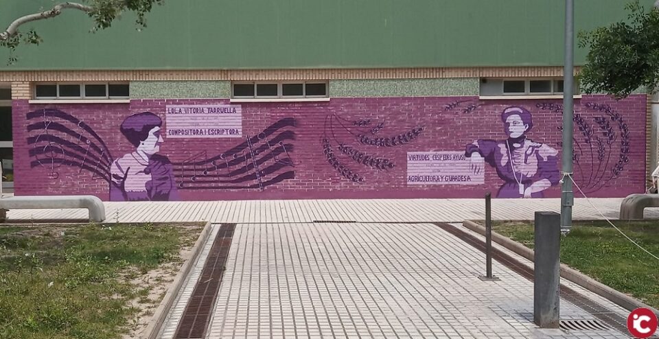 El alumnado de 2º de Bachillerato del IES Navarro Santafé representa a dos relevantes mujeres villeneras en un mural