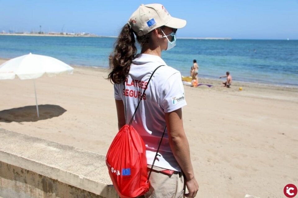 El Campello contratará para este verano a 25 jóvenes como auxiliares de información de playas