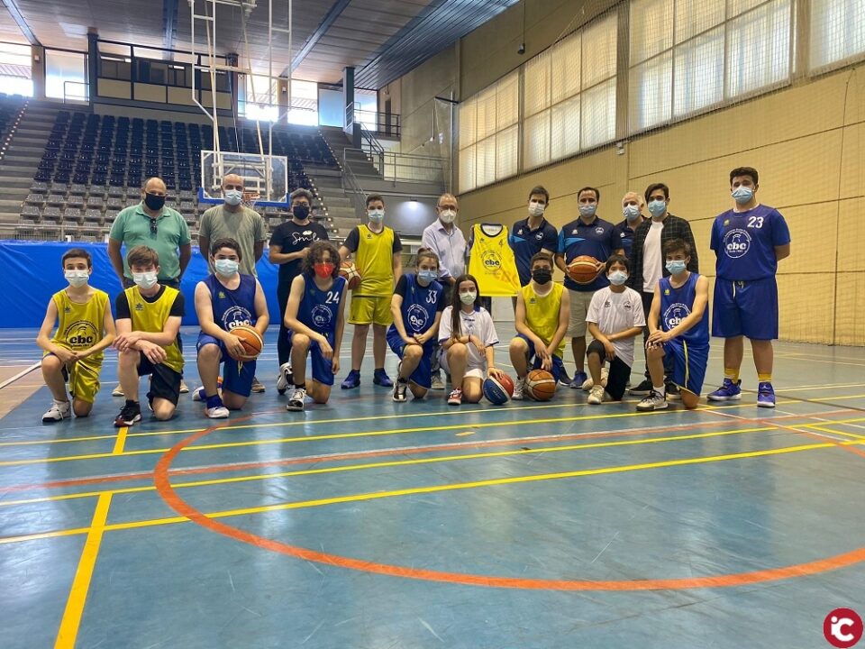 El Ayuntamiento entrega al Club Baloncesto Casino Campello la camiseta firmada por Fernando Romay y Jorge Garbajosa