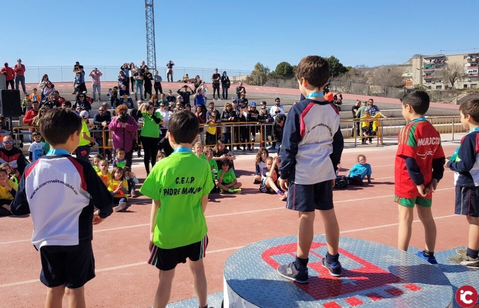 Más de 250 niños y niñas de Elda participan por primera vez en una actividad de iniciación al atletismo prebenjamín