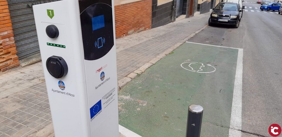 Alcoi amplia el número i la potència dels carregadors de vehicles elèctrics