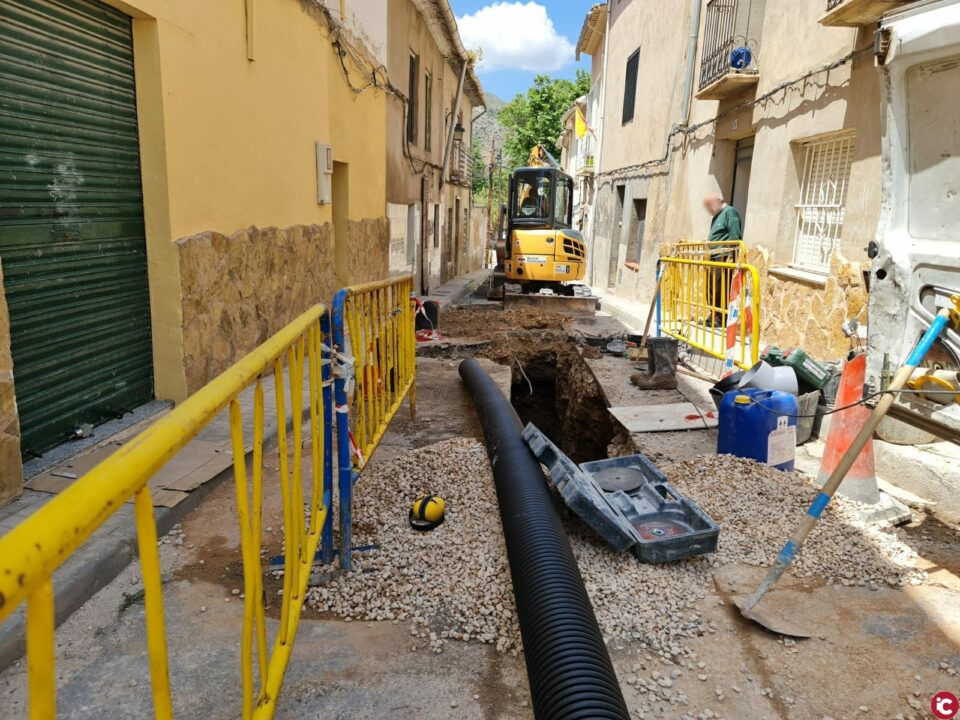 El Ayuntamiento de Elda renueva el saneamiento de la calle Ramón y Cajal para evitar las filtraciones de agua en las viviendas colindantes y la histórica tienda del Casco Antiguo