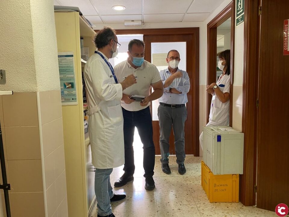 El alcalde de El Campello compromete mejoras en el área de espera de pacientes del ambulatorio médico de Muchavista