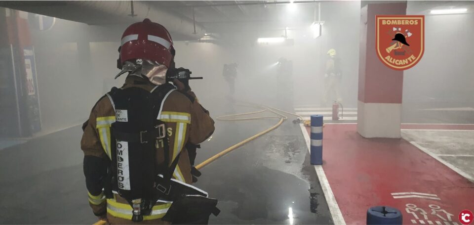 Los Bomberos del SPEIS extinguen un incendio de un vehículo originado en la primera planta subterránea del parking del Centro Comercial de Gran Vía