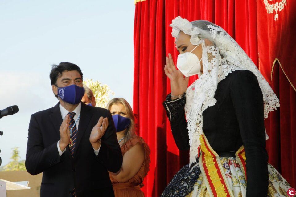 La Corporación Municipal recibe a las 79 candidatas al título de Bellea del Foc 2022 en la fortaleza del Castillo de Santa Bárbara