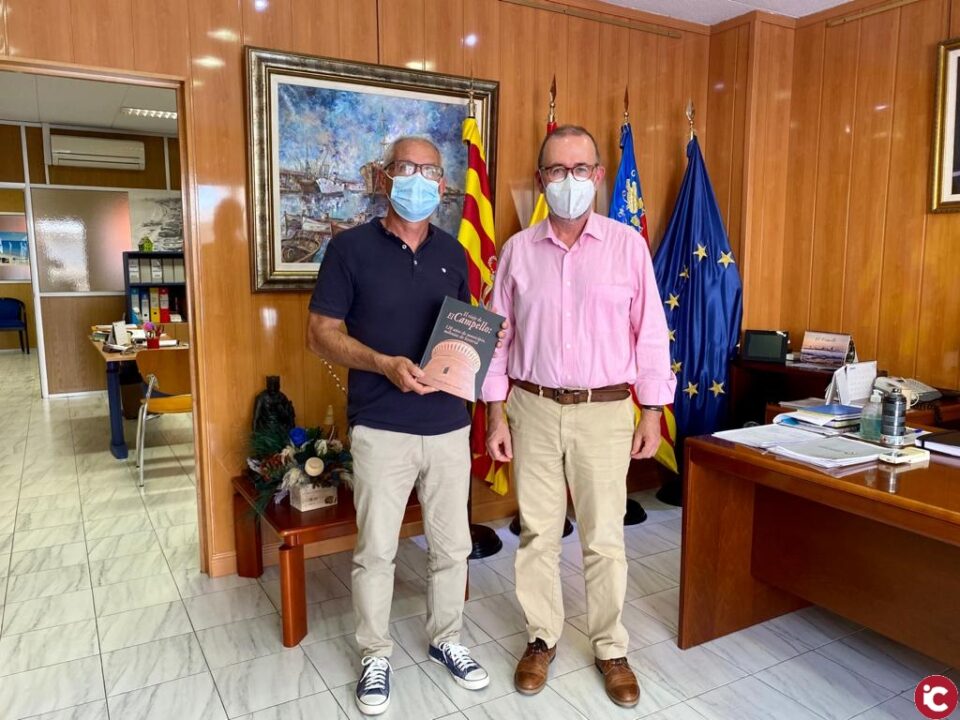 El exalcalde Mario Alberola recibe su libro sobre la historia de El Campello