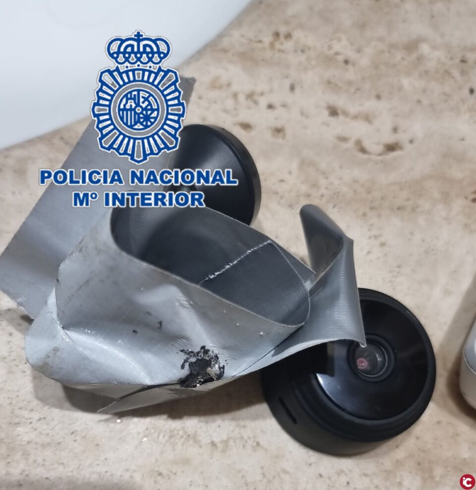 La Policía Nacional ha detenido a un varón por instalar una cámara espía en el cuarto de baño de su ex pareja