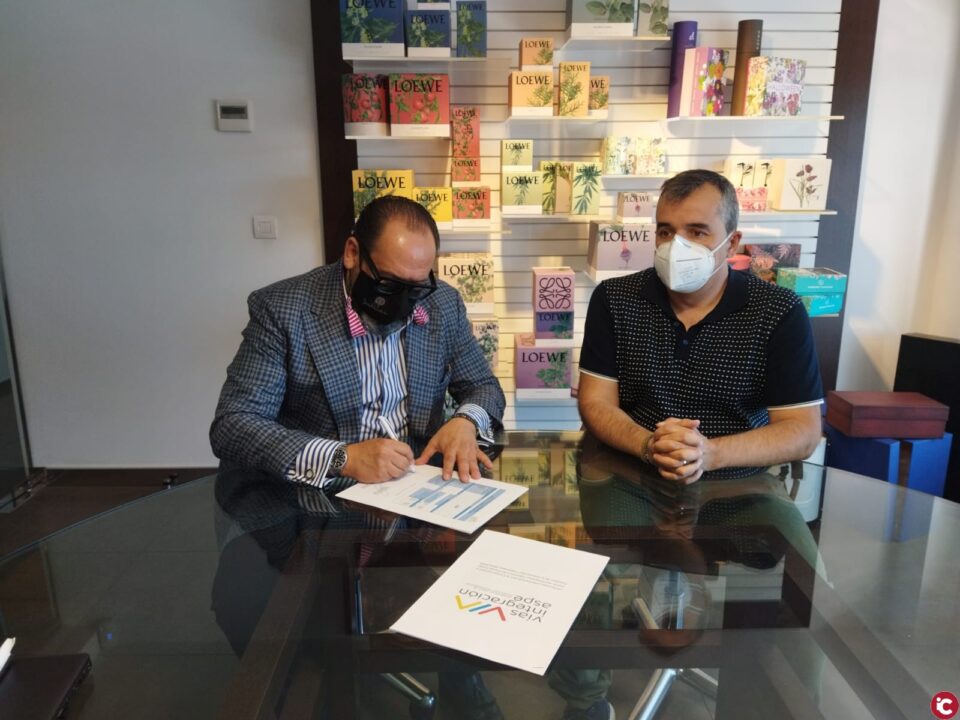 Más de 10 desempleados empiezan a trabajar en cartonajes Salinas a través de un convenio firmado con Ayuntamiento de Aspe