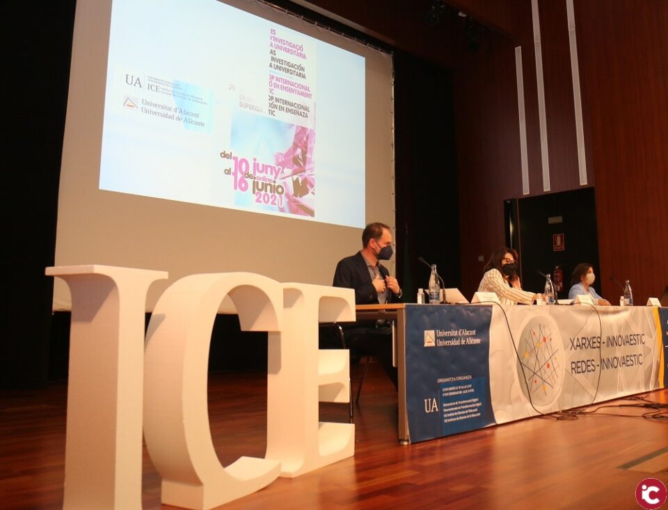 Amparo Navarro: "La docència universitària s'ha d'adaptar a les necessitats del segle XXI i combinar la presencialitat amb la tecnologia"