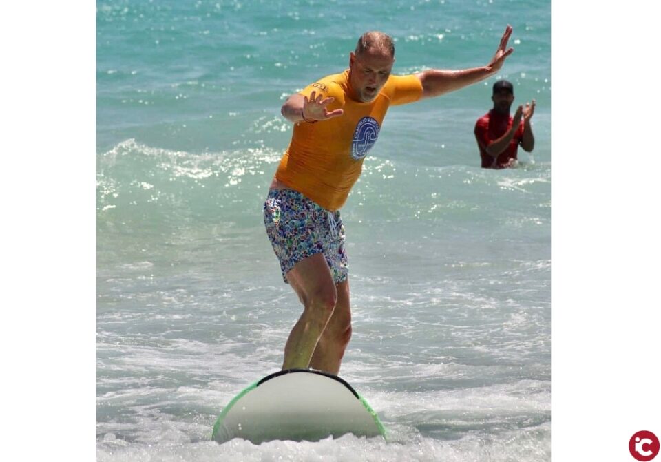 Animada jornada dominical de paddle surf race en la playa de Carrer La Mar