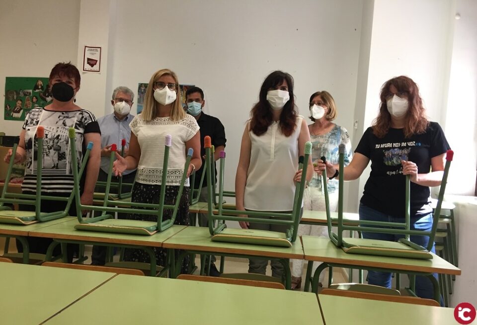 Las aulas de Petrer y Elda serán menos ruidosas con botas de lana hechas por voluntarios en las patas de mesas y sillas