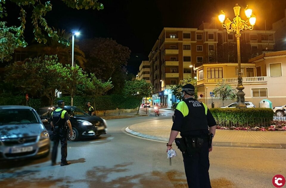 La Policía Local de Elda impone durante el fin de semana catorce multas por conducir bajo los efectos del alcohol y las drogas o sin carné