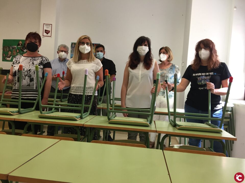 Las aulas de Elda y Petrer serán menos ruidosas con botas de lana realizadas por voluntarios de Apanah para colocarlas en las patas de mesas y sillas