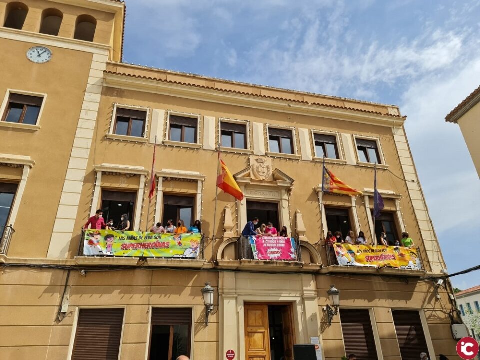 Elda rinde homenaje a los niños y niñas de la ciudad por haber sido superhéroes y superheroínas durante la pandemia