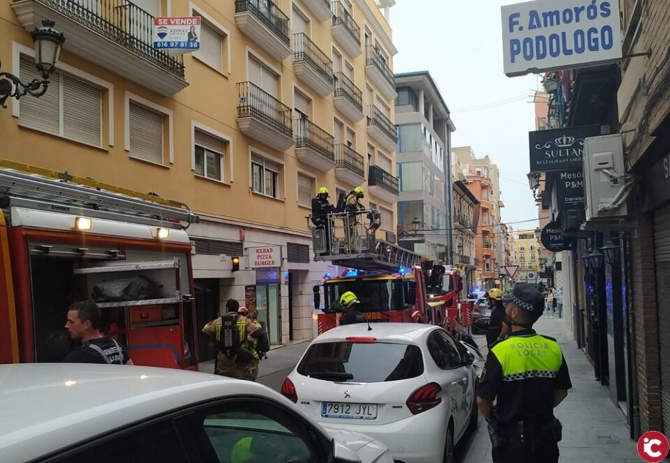 Los bomberos del SPEIS extinguen un incendio en un bar del centro y otro eléctrico en el centro comercial de la avenida de la Estación Alicante