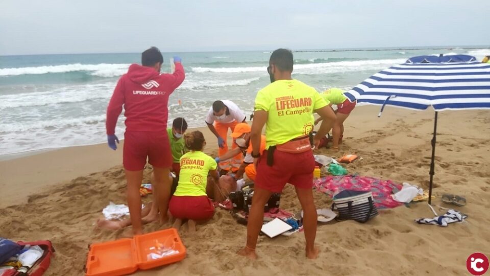 Playas felicita la actuación providencial de los socorristas que salvan la vida a un bañista