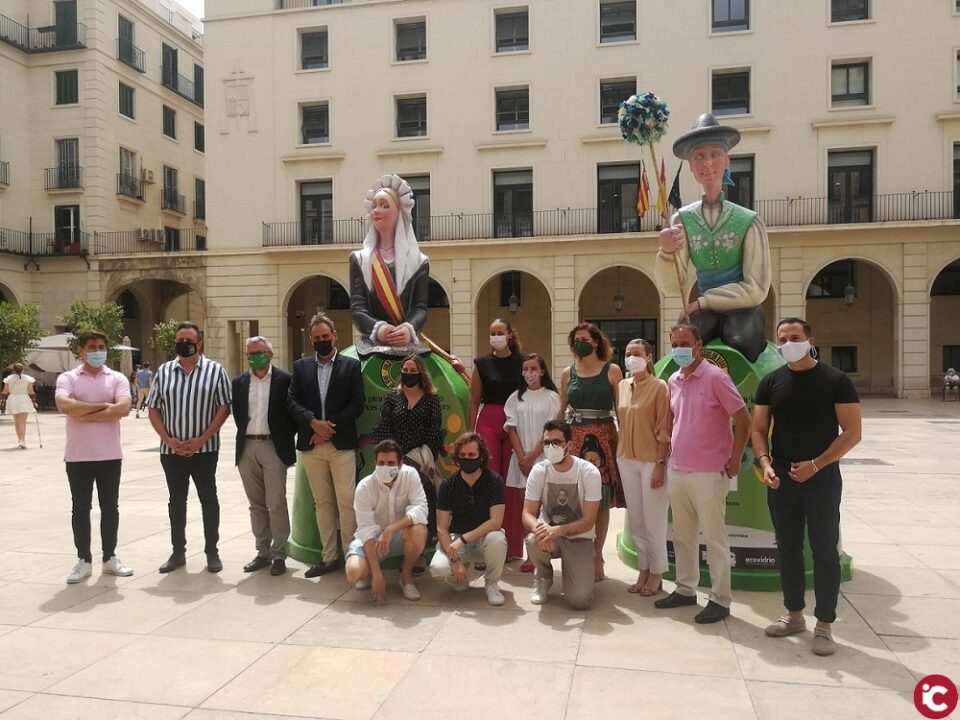 La plantà de 12 ninots en contenedores de vidrio comienza a impregnar de ambiente festero los días centrales de las Hogueras