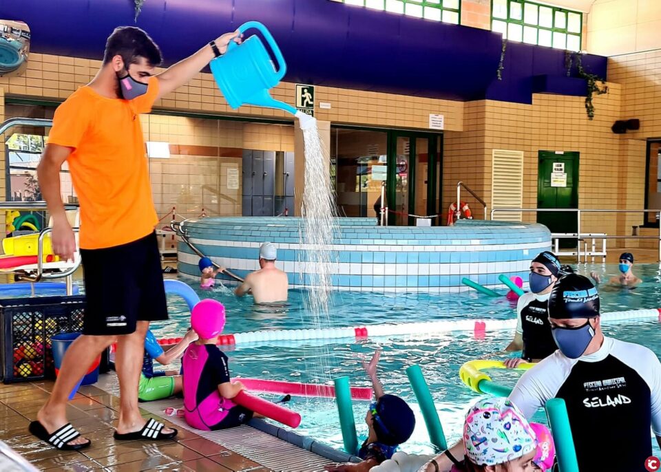 La concejalía de Deportes clausura los cursos de natación de la piscina cubierta