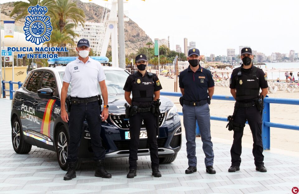 Agentes de la Policía Nacional y de las Policías de Francia e Italia patrullan juntos desde hoy en Alicante para reforzar la atención a los turistas
