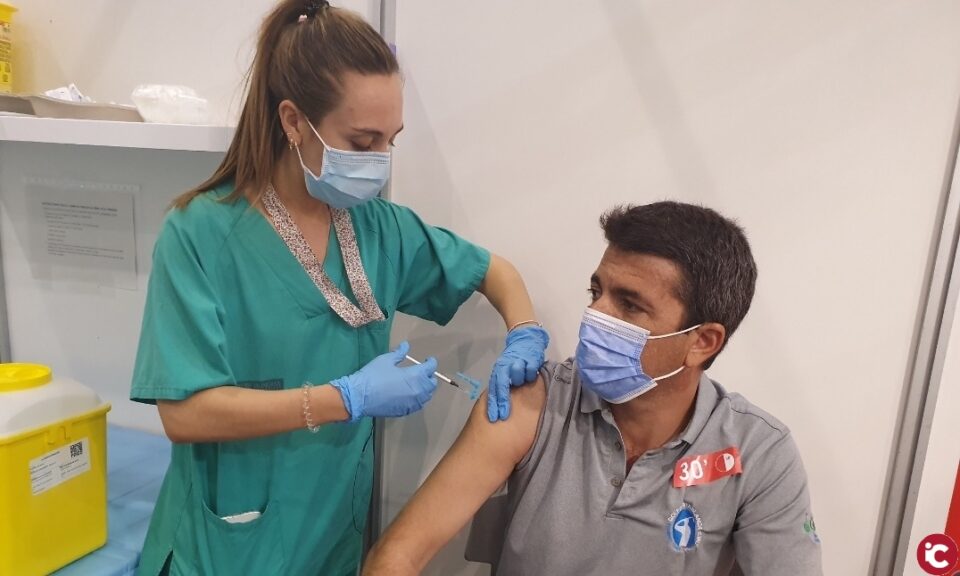 Carlos Mazón recibe la vacuna de Janssen contra la COVID-19