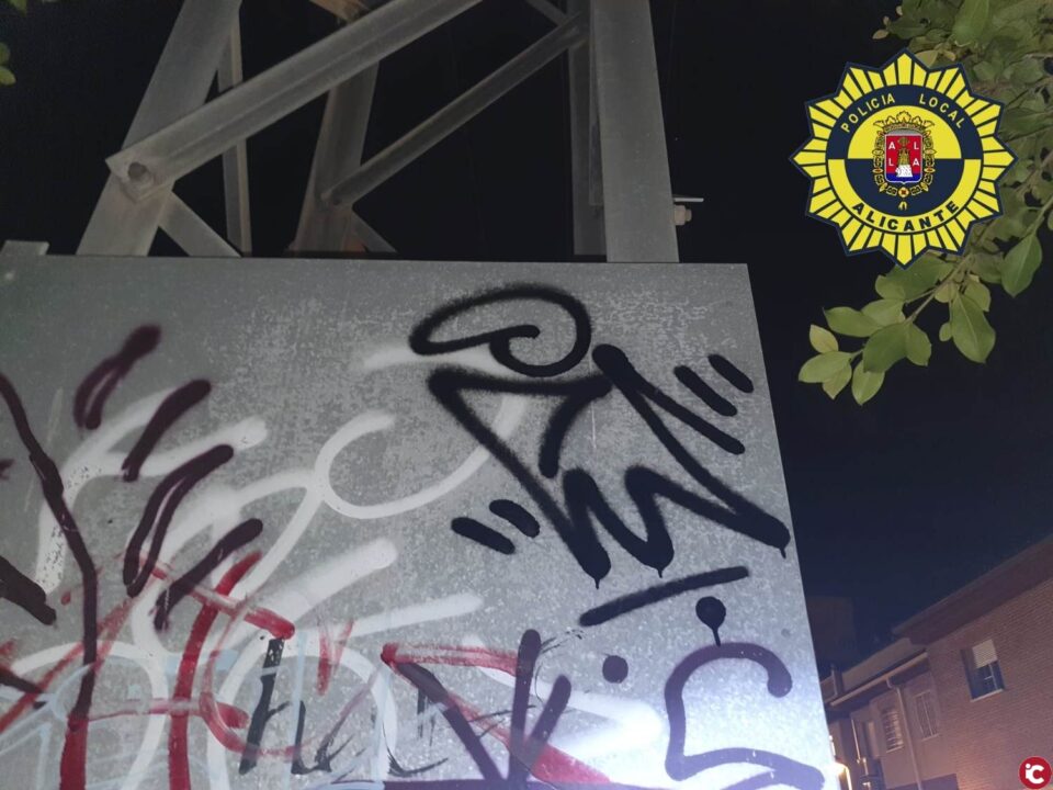 La Policía Local denuncia a tres jóvenes por pintar una torre eléctrica en La Albufereta