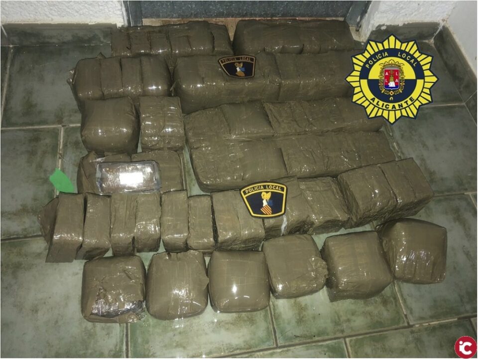 Policía Local de Alicante localiza un alijo con 35 kilos de hachís en Tabarca