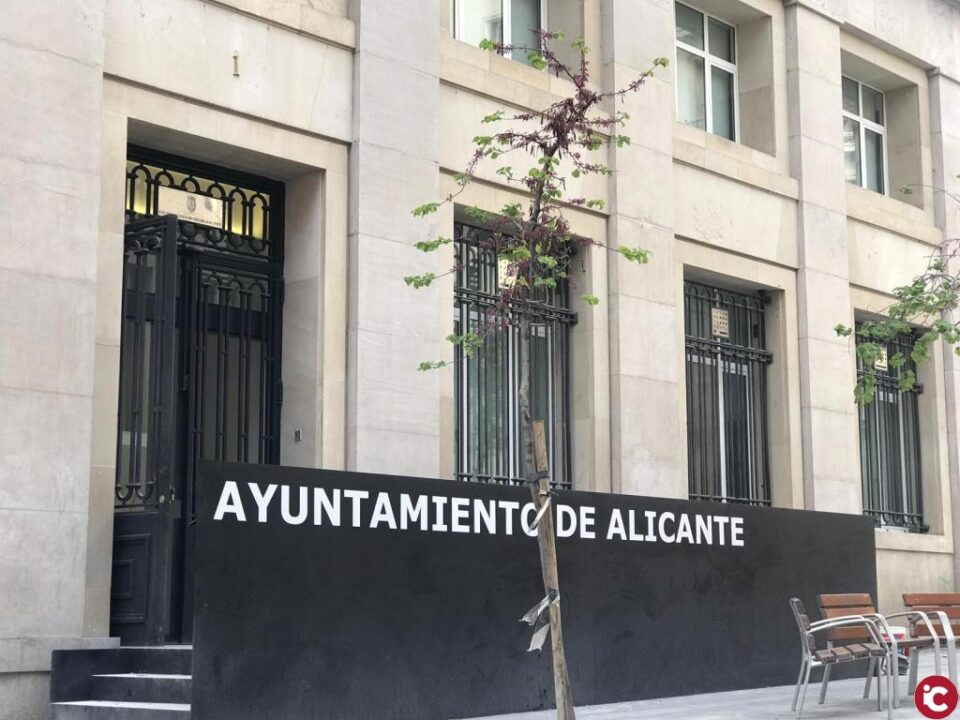 Los ventanales de la Casa de la Festa reflejan hasta el 29 de junio a 13 Referentes de las Hogueras