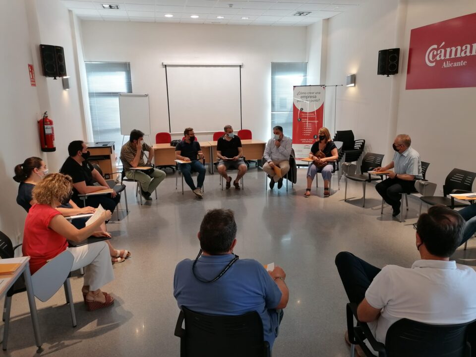 El alcalde apoya a los empresarios del calzado en su impulso hacia el asociacionismo