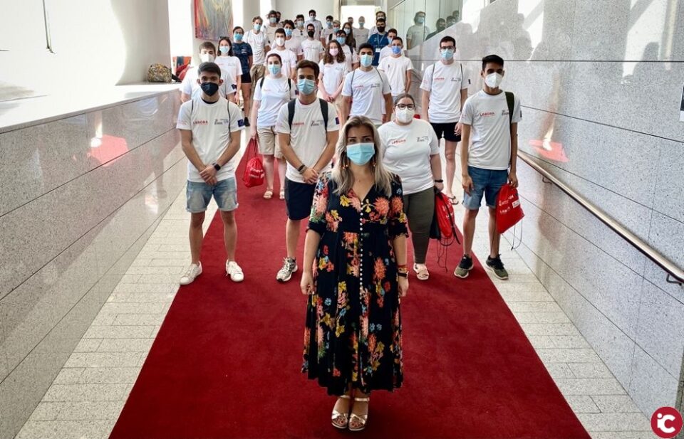 La vicealcaldesa Mª Carmen Sánchez recibe a los 42 informadores de las playas alicantinas