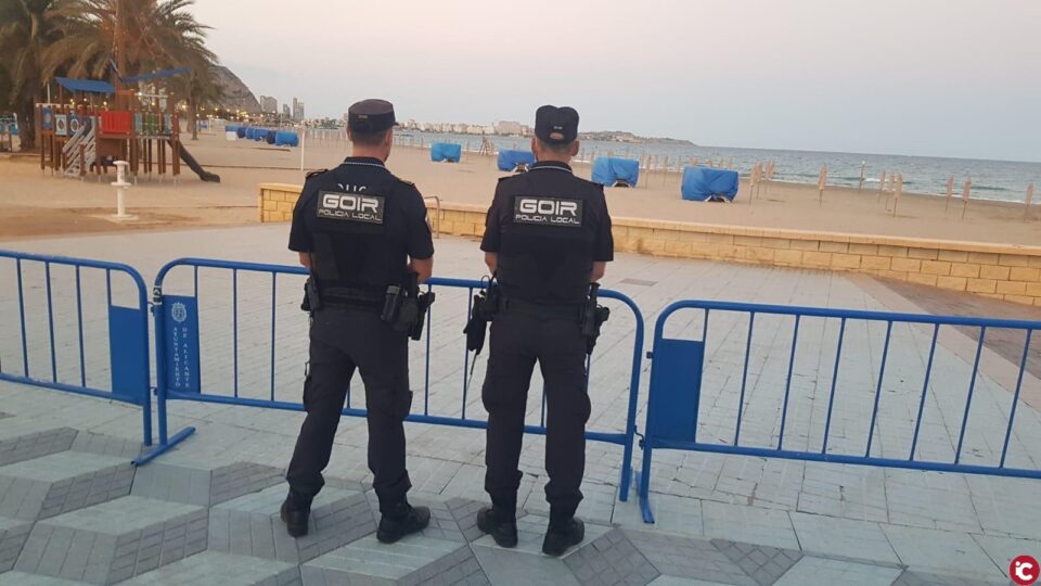 El dispositivo especial de la Noche de San Juan de la Policía Local se cierra sin incidentes y con un comportamiento ejemplar de los ciudadanos en Alicante