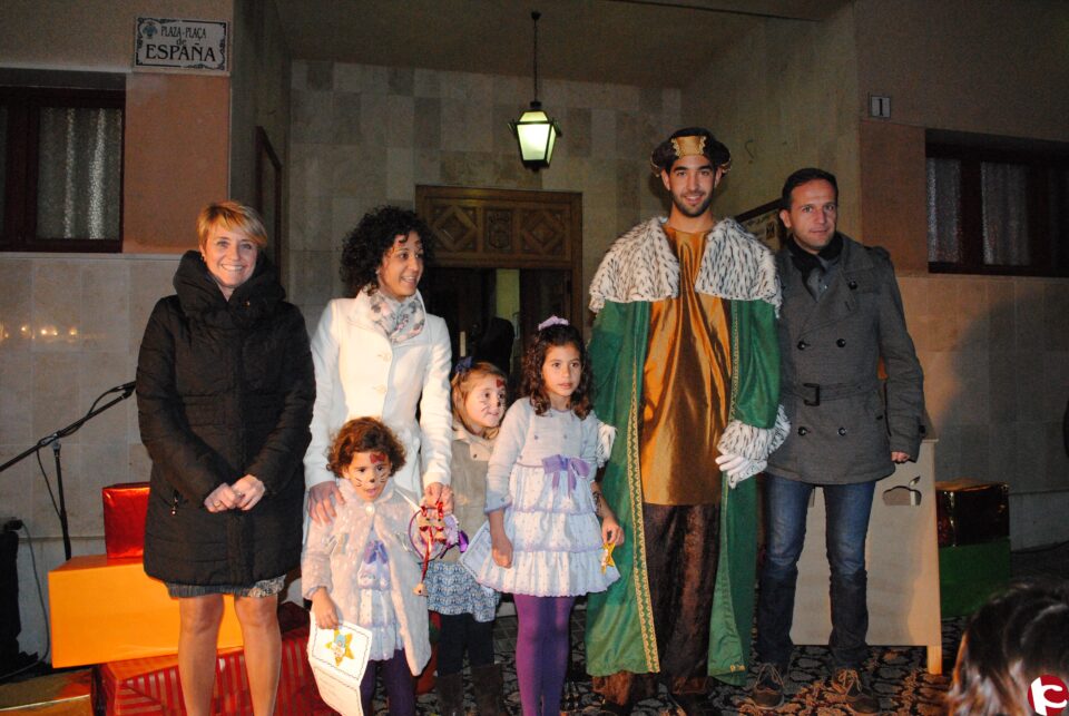 La visita del Paje Real llena de ilusión a los niños y niñas de Pinoso en una tarde repleta de diversión