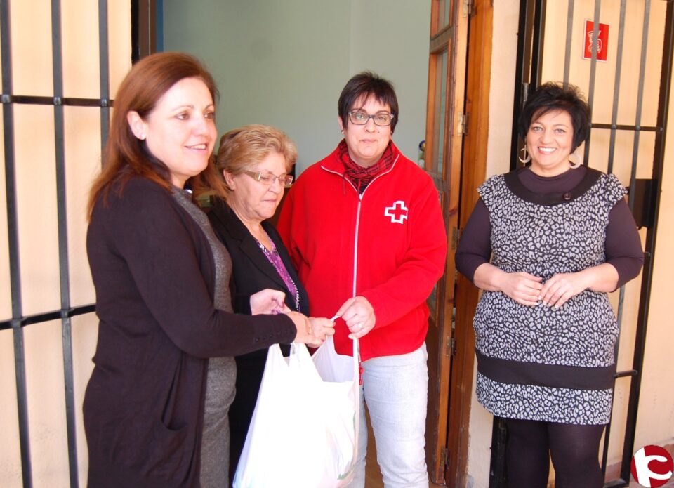 El Ayuntamiento de Monforte del Cid ha hecho entrega esta mañana a Cruz Roja Novelda de los más de 300 Kg de comida que se recogieron en el partido benéfico