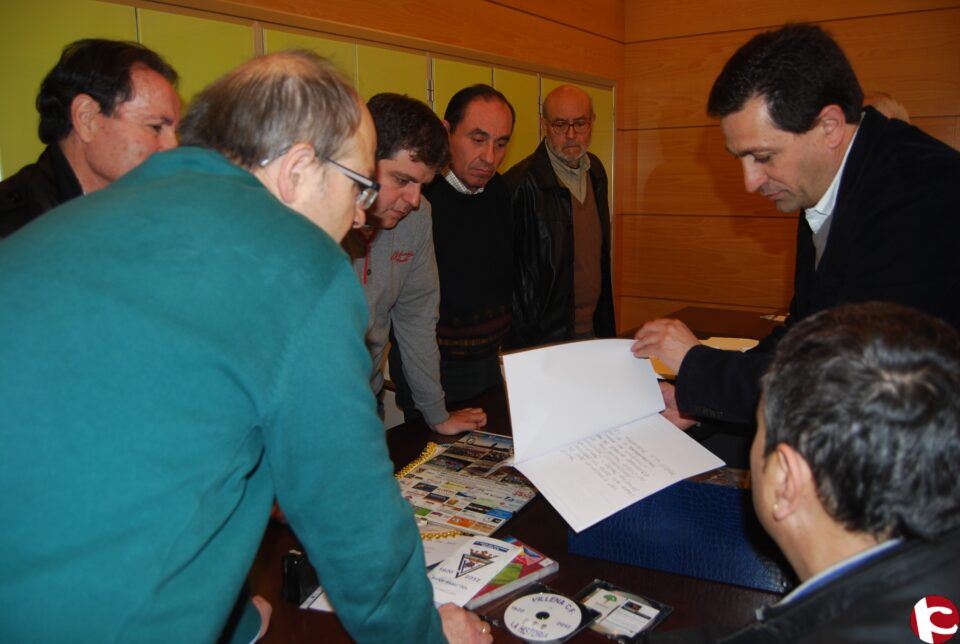 El Ayuntamiento de Villena recibe la documentación del 92º Aniversario del Villena Club de Fútbol