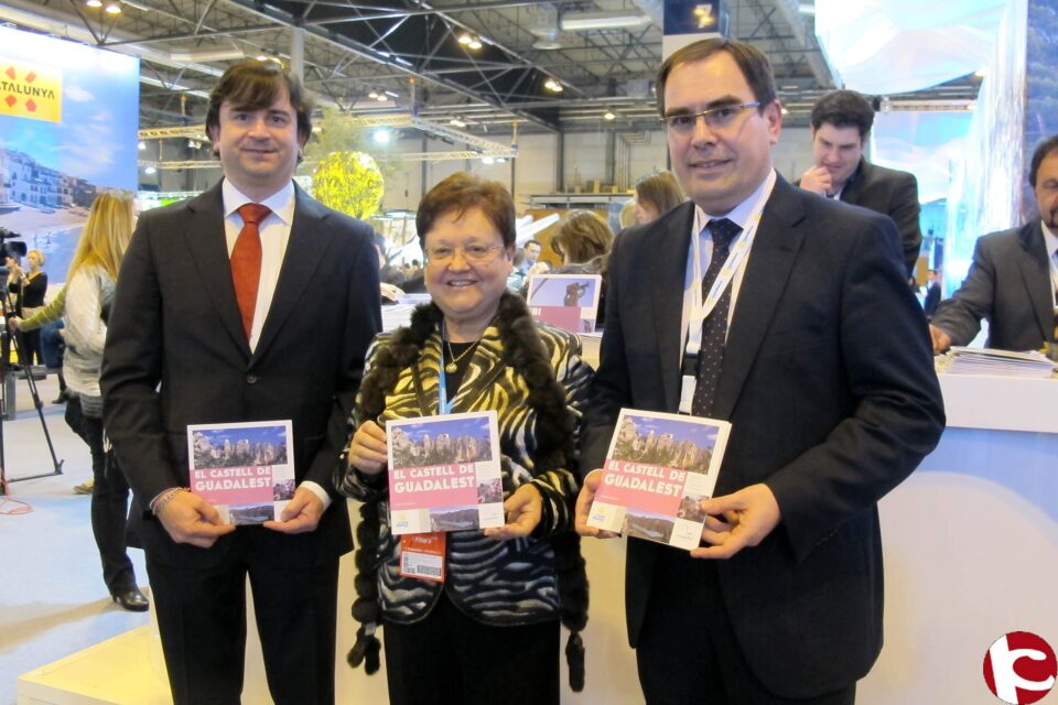 La presidenta de la Diputación Luisa Pastor ha visitado esta mañana a los representantes de los municipios que exponen su oferta en el espacio del Patronato de Turismo de la Costa Blanca