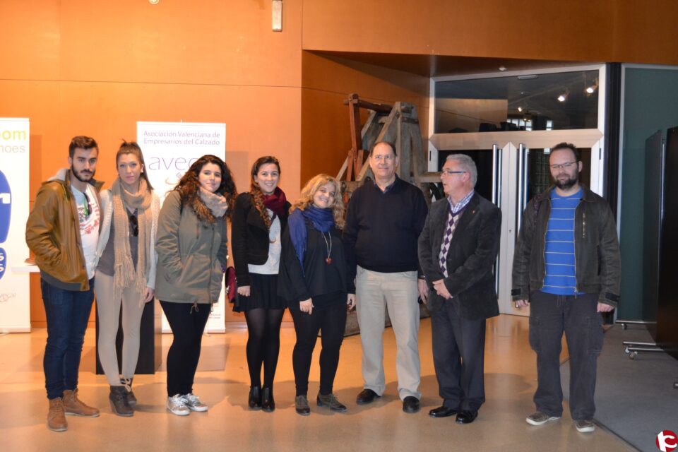 El Museo del Calzado de Elda recibe la visita de los alumnos de la Escuela de Arte de Alicante para conocer las tendencias de la temporada primavera-verano 2014