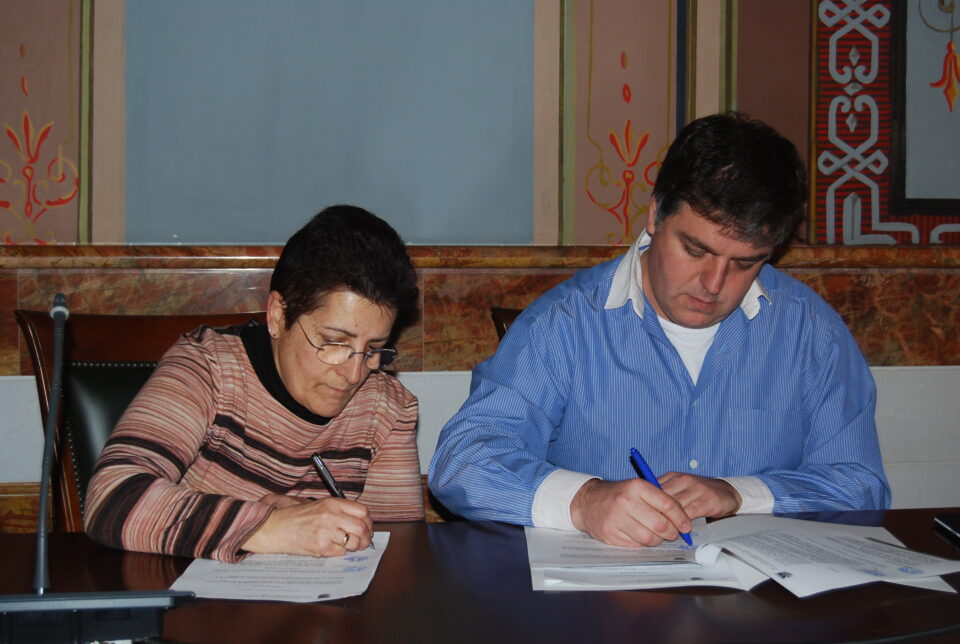 El edil de Sanidad y Bienestar Social y la presidenta de AFAD firman el convenio de cesión de los antiguos locales de Cruz Roja