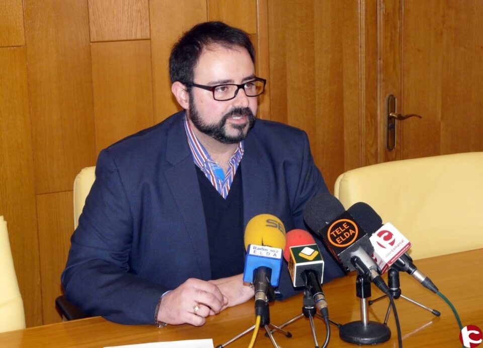 El PSOE insta a que se arreglen las deficiencias del estadio de fútbol antes de que expire la garantía en dos meses