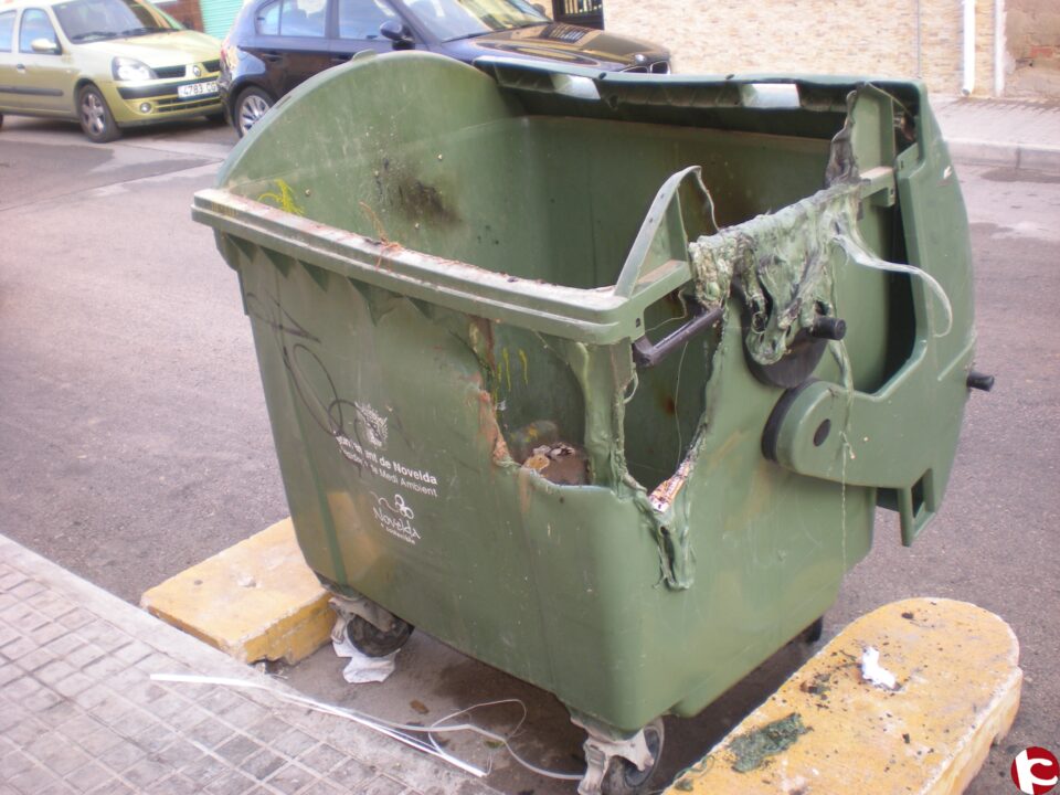 Medio Ambiente apela al civismo tras arder una veintena de contenedores de basura en dos semanas