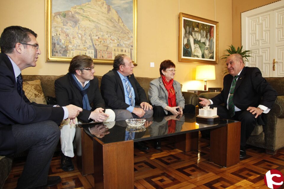 La presidenta de la Diputación de Alicante Luisa Pastor ha recibido esta mañana en el Palacio Provincial al alcalde más veterano de la Comunidad Valenciana José Luis Seguí
