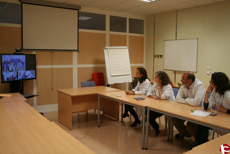 El Hospital de Elda inicia videoconferencias con la UMH para los estudiantes de Medicina