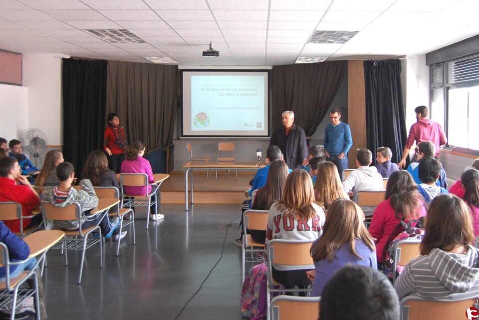 El Instituto aprende a separar los residuos