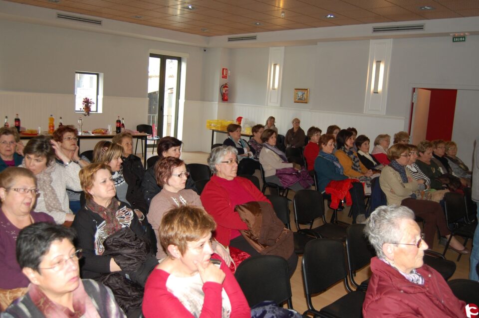 La alcaldesa de Monforte inauguró la semana de la mujer de la Asociación de Amas de Casa.