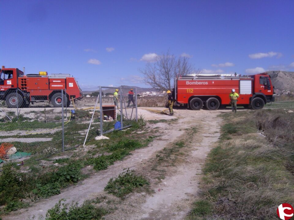 Un incendio calcina casi una hectárea de matorral y zona de cañar