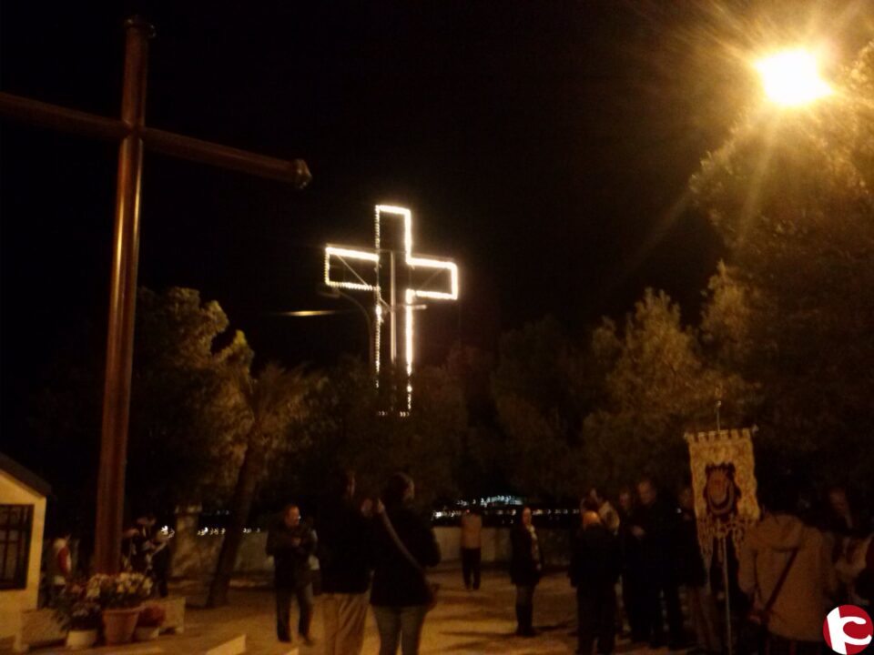 La Cruz Cuaresmal ilumina el cielo aspense un año más