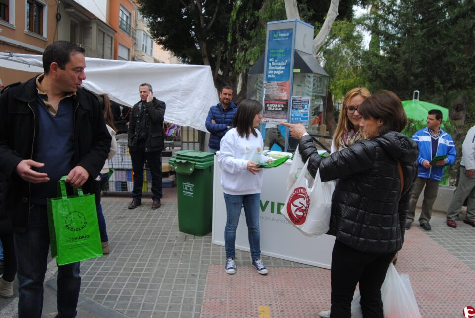 Esta mañana se ha llevado a cabo la primera fase de la campaña informativa organizada por la concejalía de Medio Ambiente