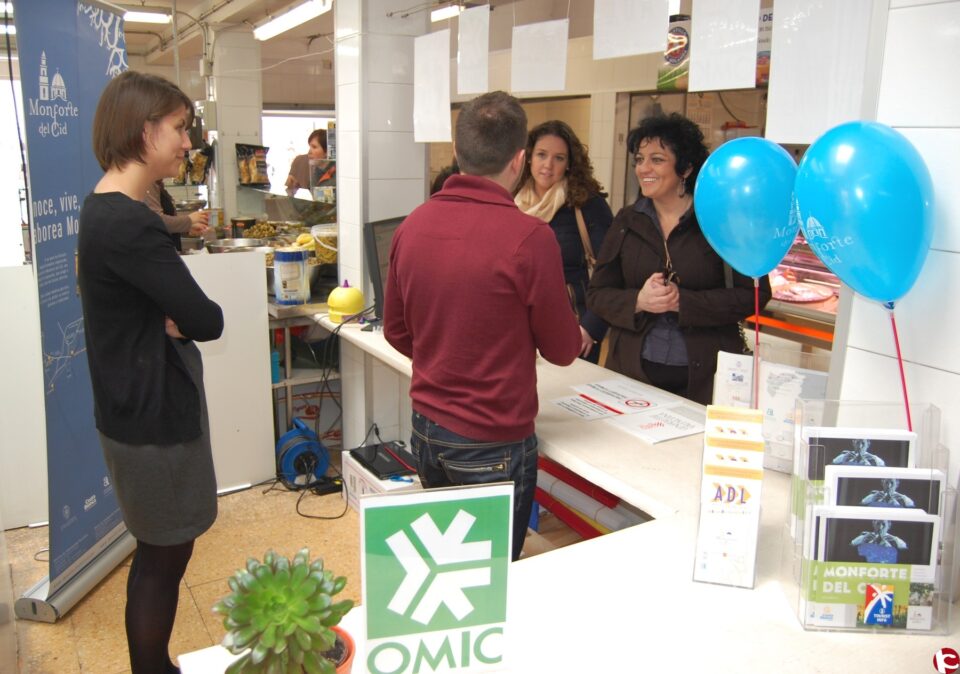 La OMIC se desplaza al Mercado Municipal para celebrar el día del consumidor y presentar su nueva web