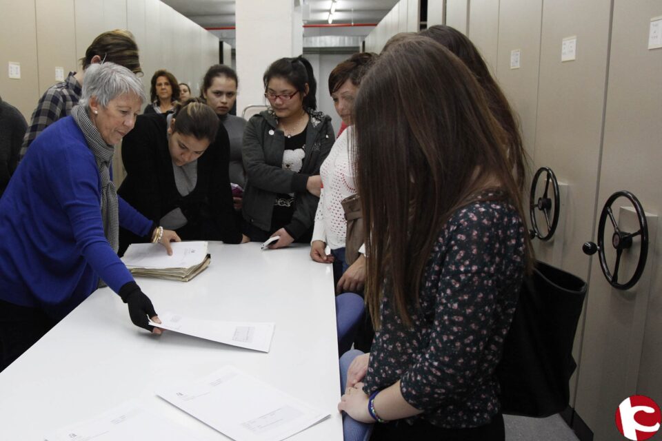 El Archivo de la Diputación de Alicante ha iniciado un nuevo programa de visitas guiadas para dar a conocer sus instalaciones y funcionamiento