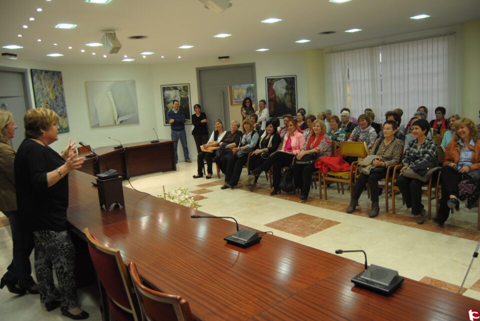 La alcaldesa recibe a un nutrido grupo de asociaciones de Amas de Casa de la provincia de visita por Novelda
