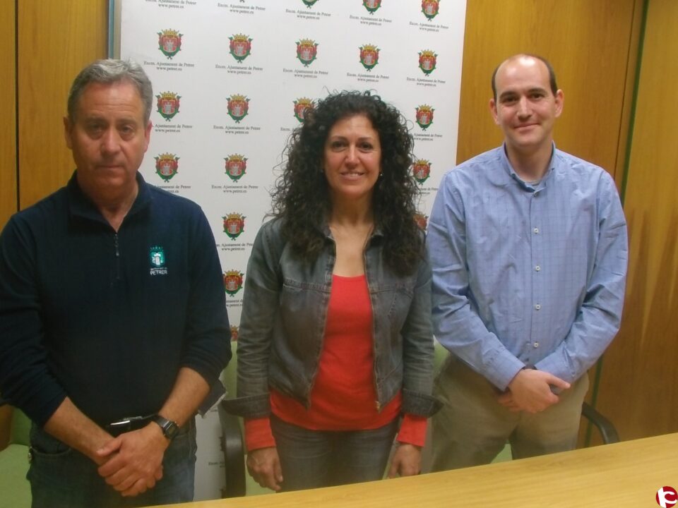 Se está actuando contra el "Picudo Rojo" y el "Pulgón" en varias partes de la población con un sistema menos agresivo para no afectar otras especies
