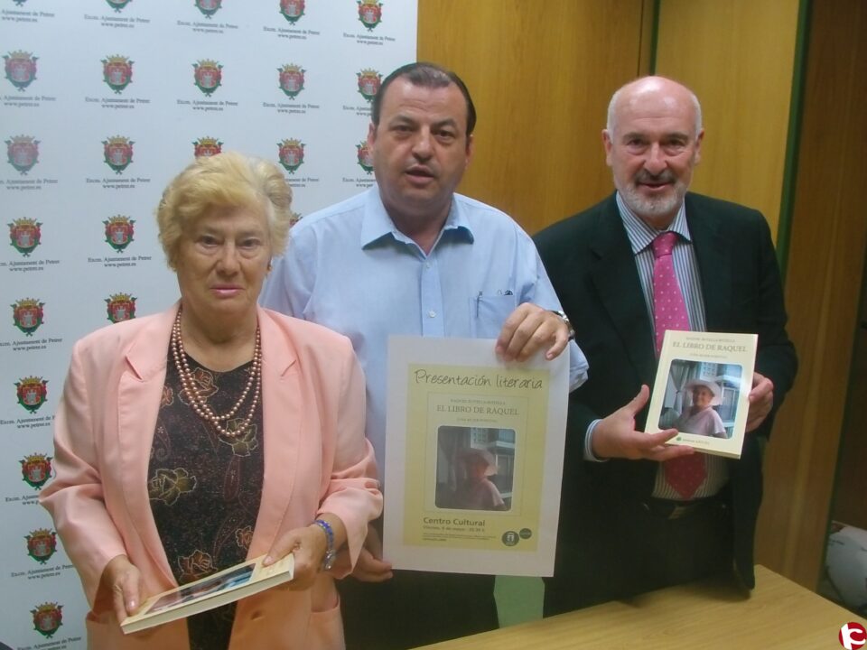 Una eldense presenta en Petrer su libro "La vida de Raquel"